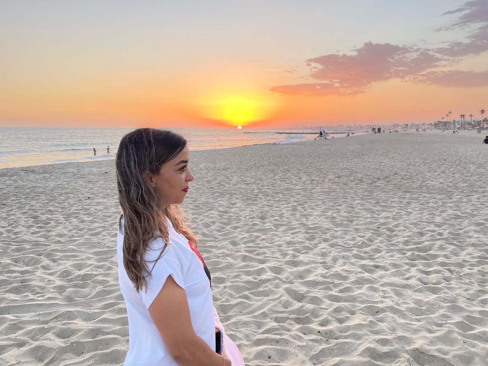 Ana Laura Montoya al atardecer frente al mar